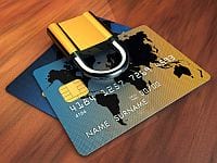Kłódka leżąca na dwóch kartach kredytowych