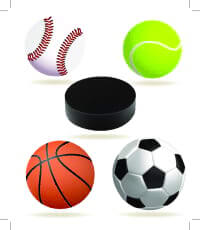 Na białym tle: piłki do baseballu, tenisa, koszykówki, piłki nożnej i krążek do hokeja.