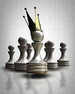 Pionek szachowy z koroną na czele pionków